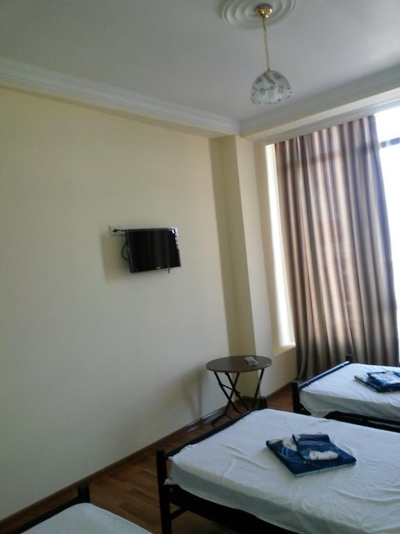 George Dom Hotel Batoemi Buitenkant foto